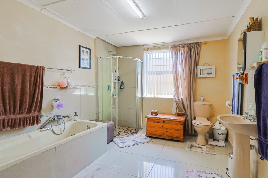 5 Bedroom Property for Sale in Gansbaai Central Western Cape